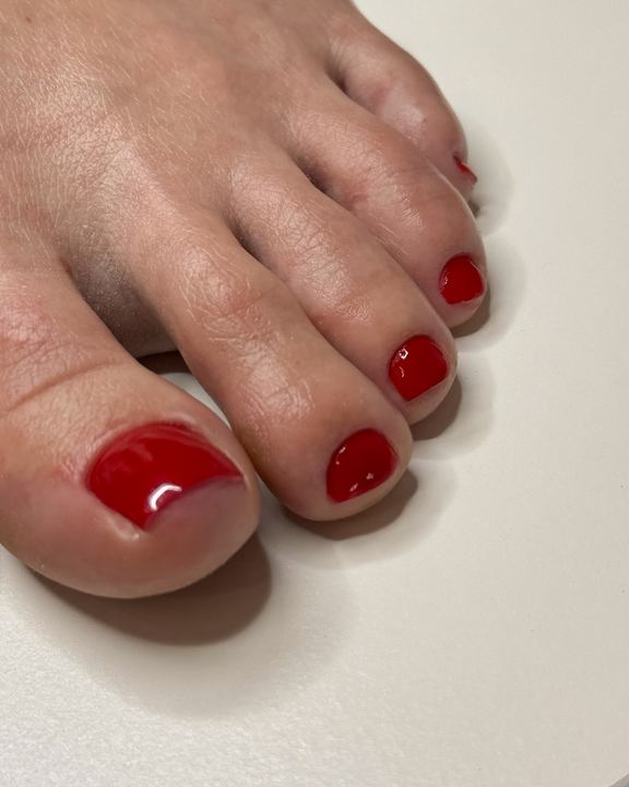 Pedicure hybrydowy w czerwieni